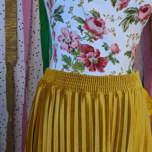 Elegant Gold Pleated Skirt - Picture 9 of 11
